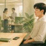 바쁜 업무 중 잠시 눈을 감고 호흡을 고르는 직장인